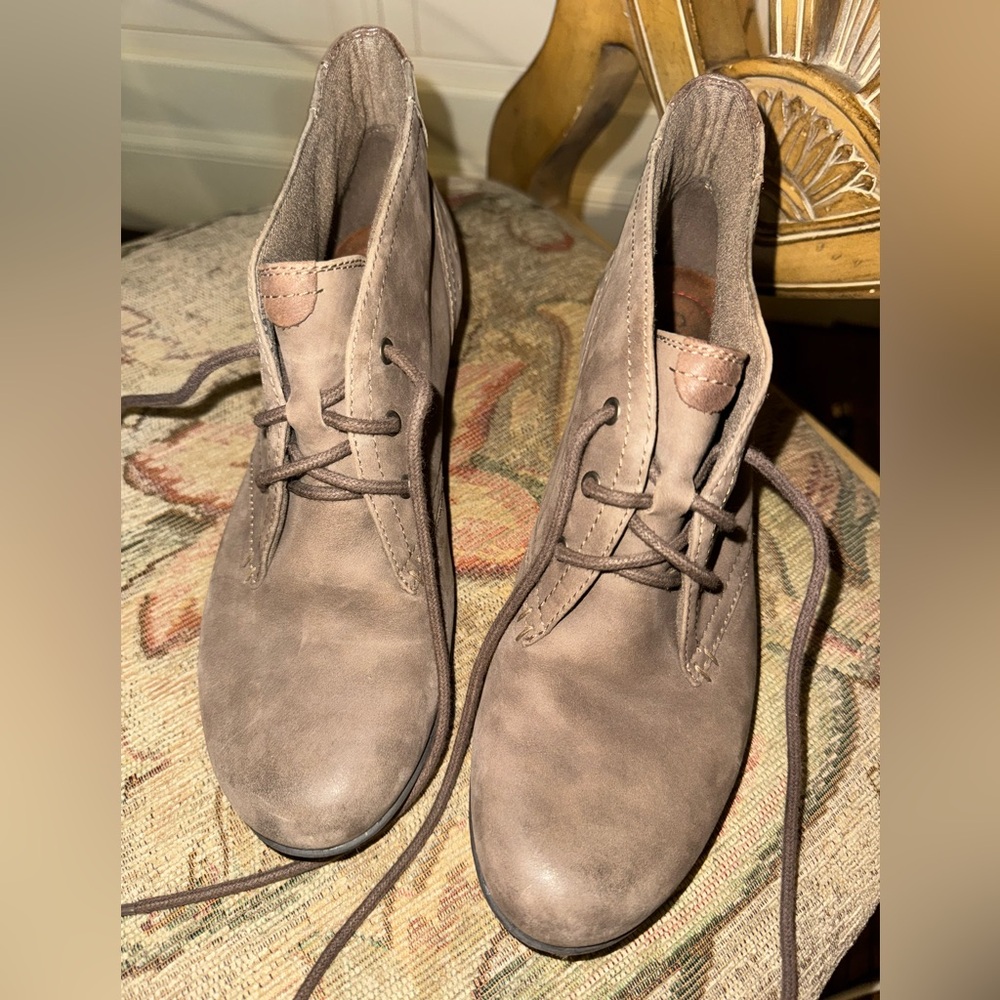 Cobb Hill Lace up Ankle Booties - size 7.5M